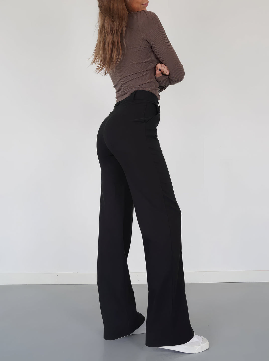 Pantalon femme à jambe droite, coupe moderne et polyvalente. Parfait pour l'été et les tenues chic.