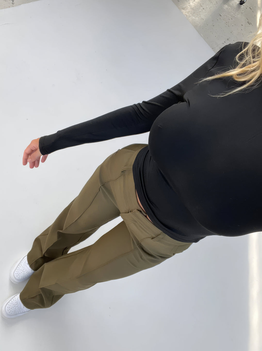 Pantalon taille haute élégant pour femme, coupe droite. Idéal pour le bureau ou un style décontracté chic.