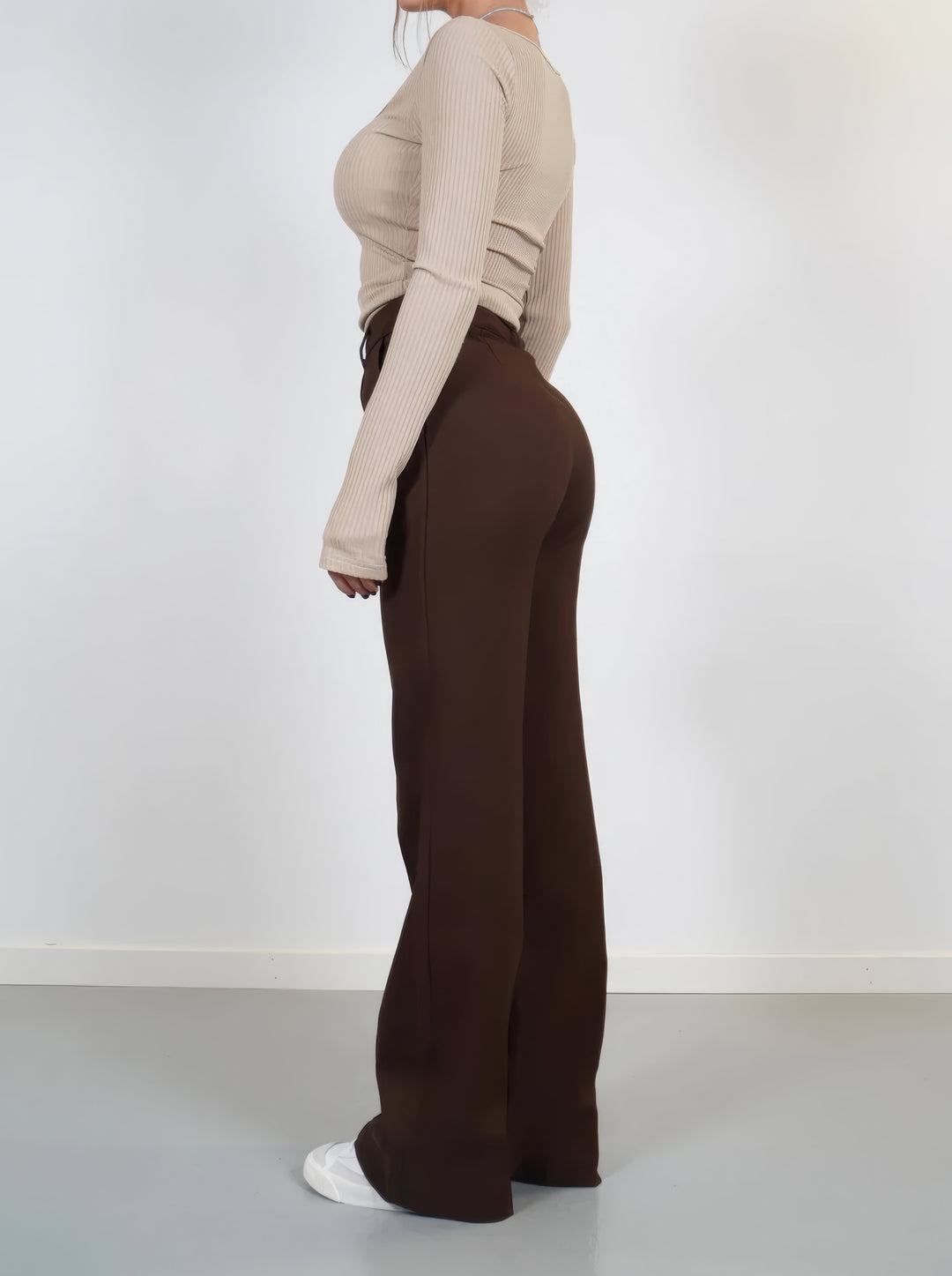 Pantalon femme, look chic décontracté avec taille haute et jambe droite. Parfait pour un style moderne.