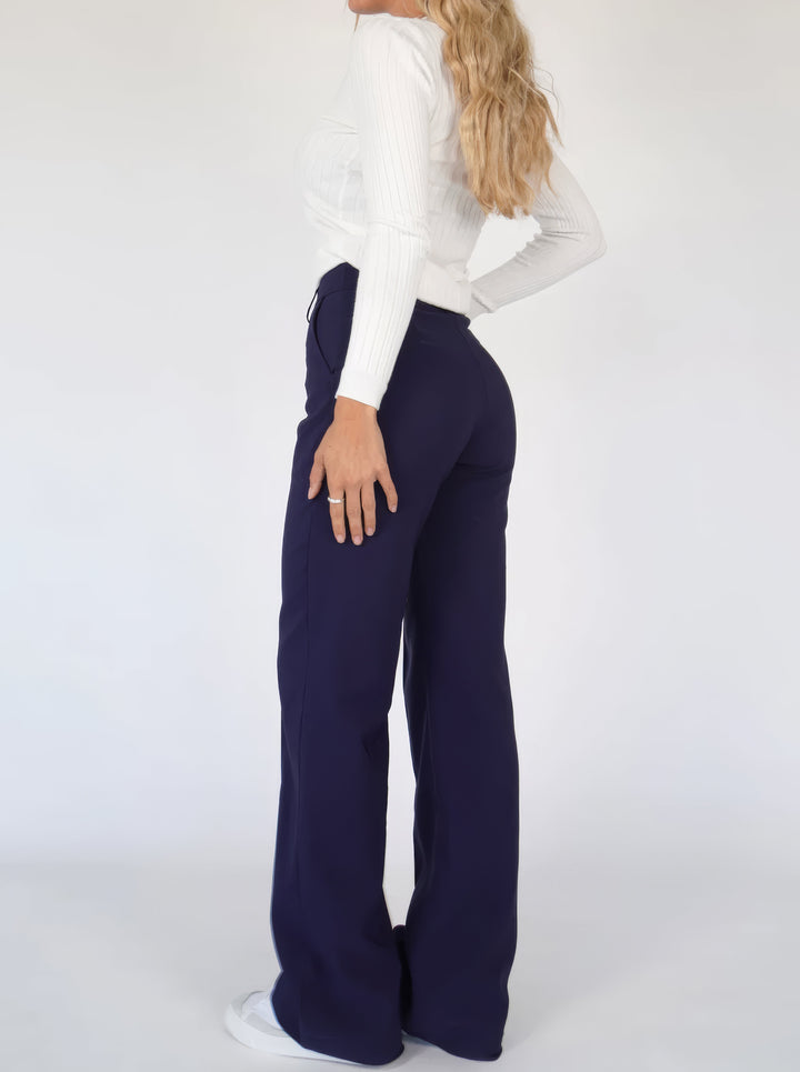 Détail du pantalon femme taille haute, coupe droite élégante. Un essentiel confortable pour votre garde-robe.