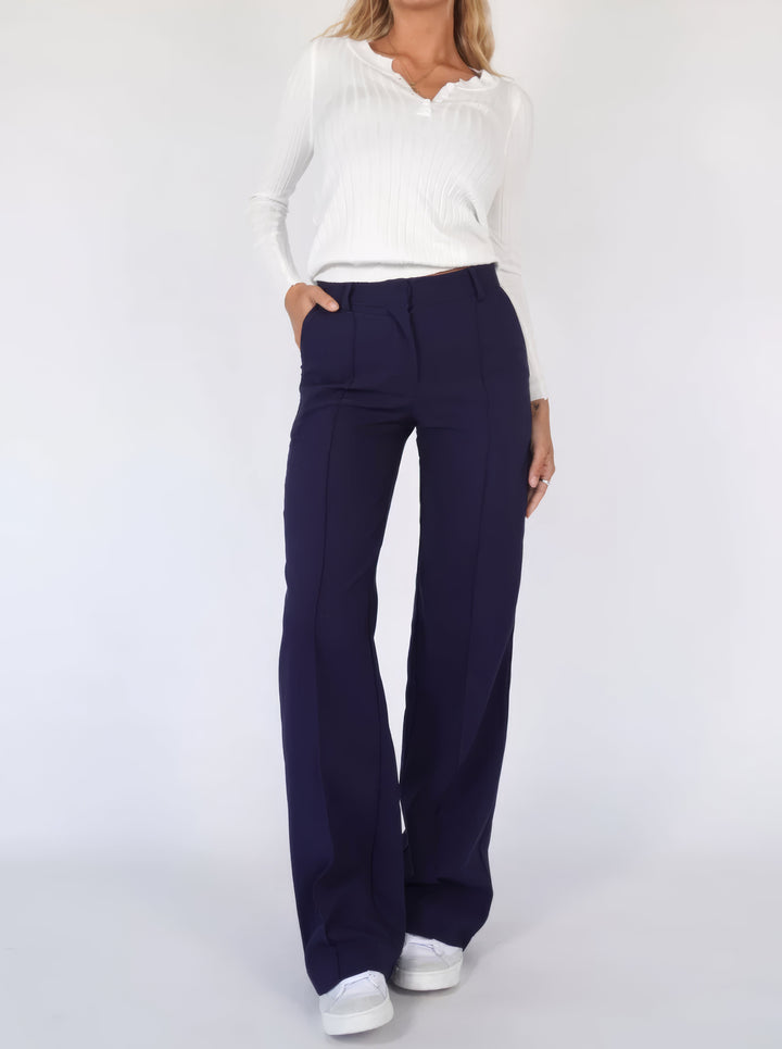 Pantalon droit femme, style bureau ou décontracté. Confortable et élégant, un vêtement polyvalent pour l'été.