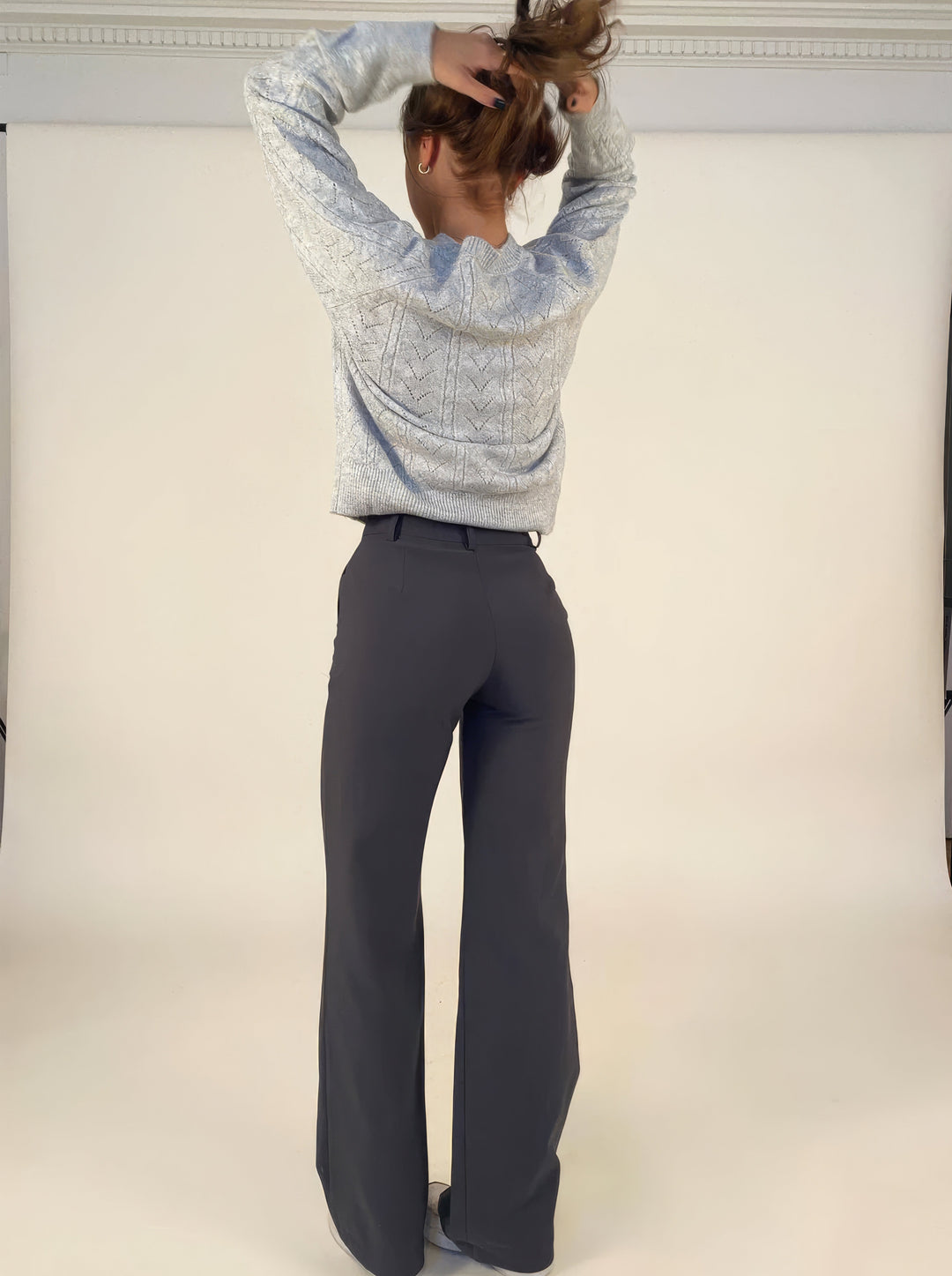 Pantalon femme polyvalent, taille haute à jambe droite. Chic, confortable pour toutes les occasions décontractées.