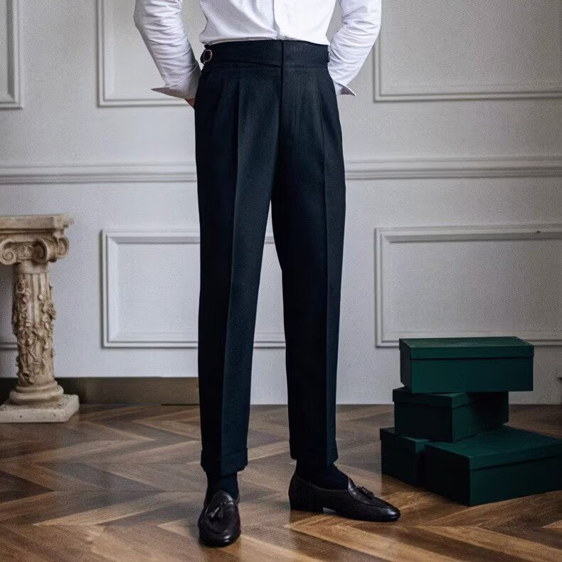 "Pantalon tailleur en laine pour hommes, vue de face, coupe haute, élégance et confort, texture douce, style masculin"