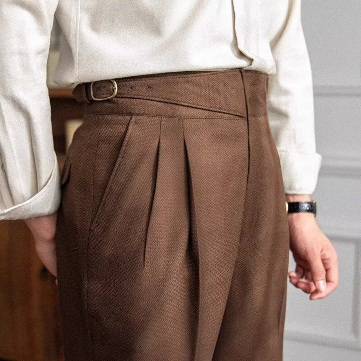 "Pantalon tailleur en laine pour hommes, vue de face, coupe haute, élégance et confort, texture douce, style masculin"