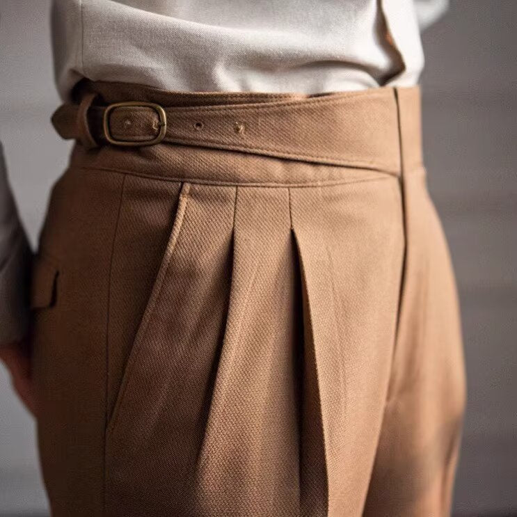 "Pantalon tailleur en laine pour hommes, vue de face, coupe haute, élégance et confort, texture douce, style masculin"