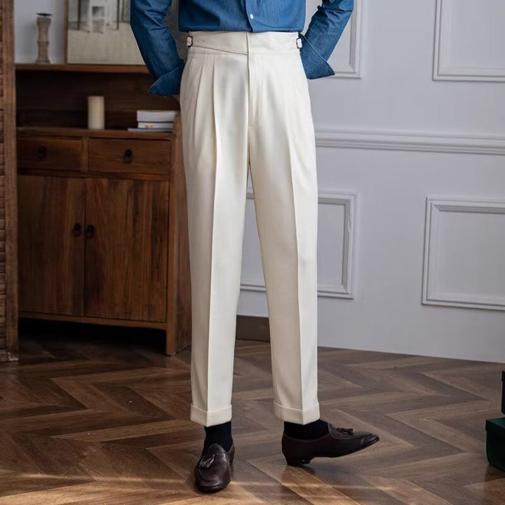 "Pantalon tailleur en laine pour hommes, vue de face, coupe haute, élégance et confort, texture douce, style masculin"