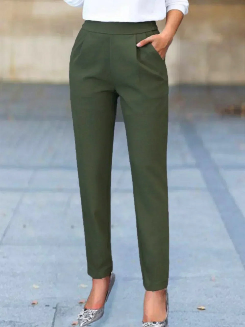 "Pantalon tailleur femme noir élégant, coupe ajustée avec poches discrètes et finitions soignées, style intemporel."