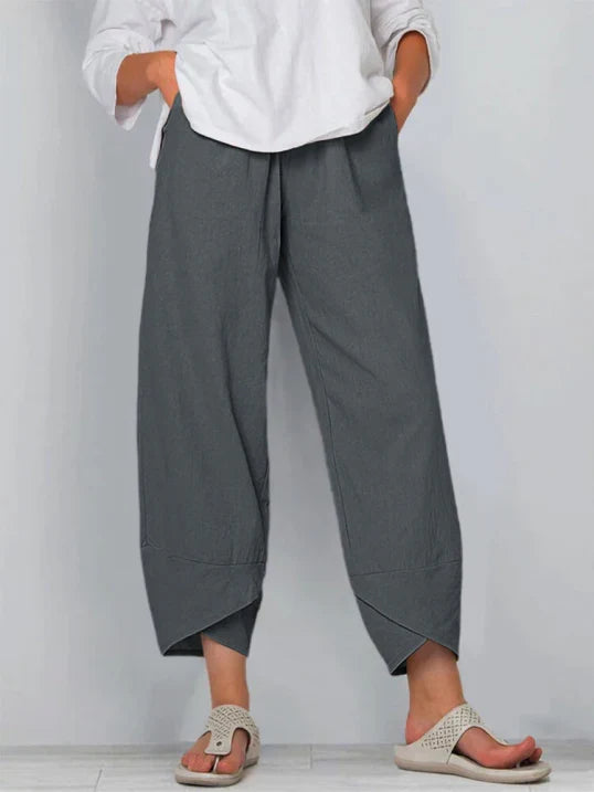 Pantalon d'été femme, trois-quarts ample et confortable, idéal pour un style fluide et décontracté.