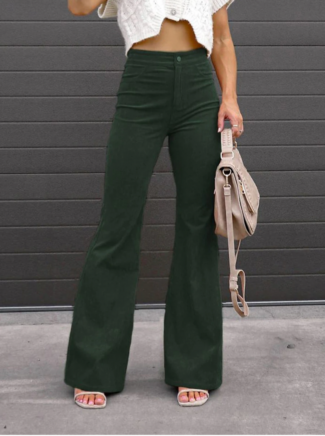 Mode femme : pantalon évasé rétro taille haute, velours côtelé tendance. Style années 70 élégant et confortable.