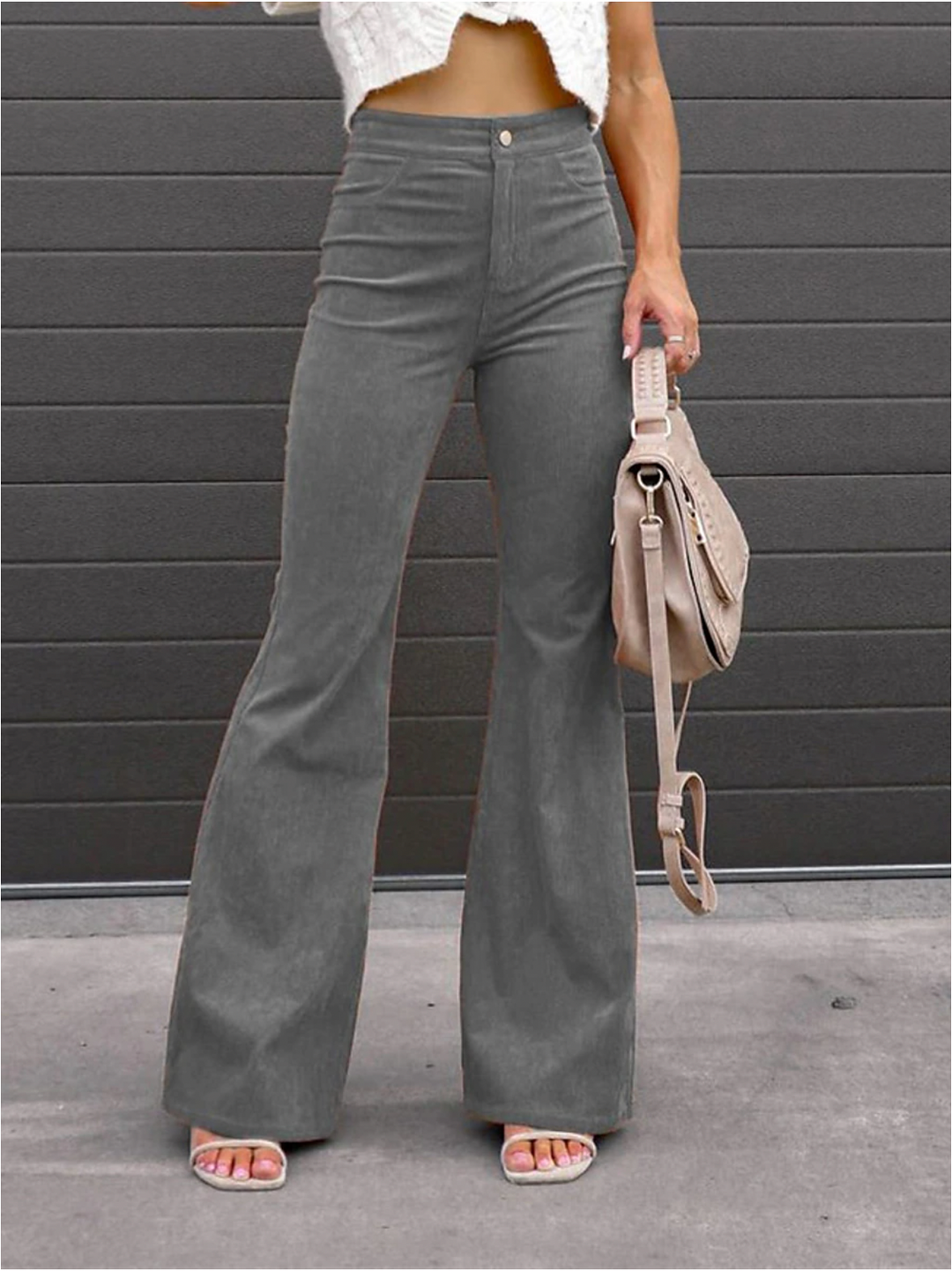 Pantalon long évasé femme en velours côtelé, look rétro chic. Taille haute, confort et style décontracté vintage.