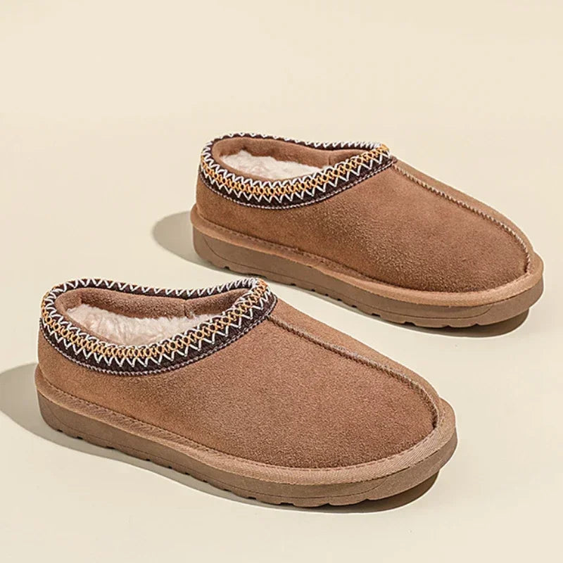 Pantoufles Boston en daim marron pour femme, avec fourrure intérieure confortable, style classique et chaud.