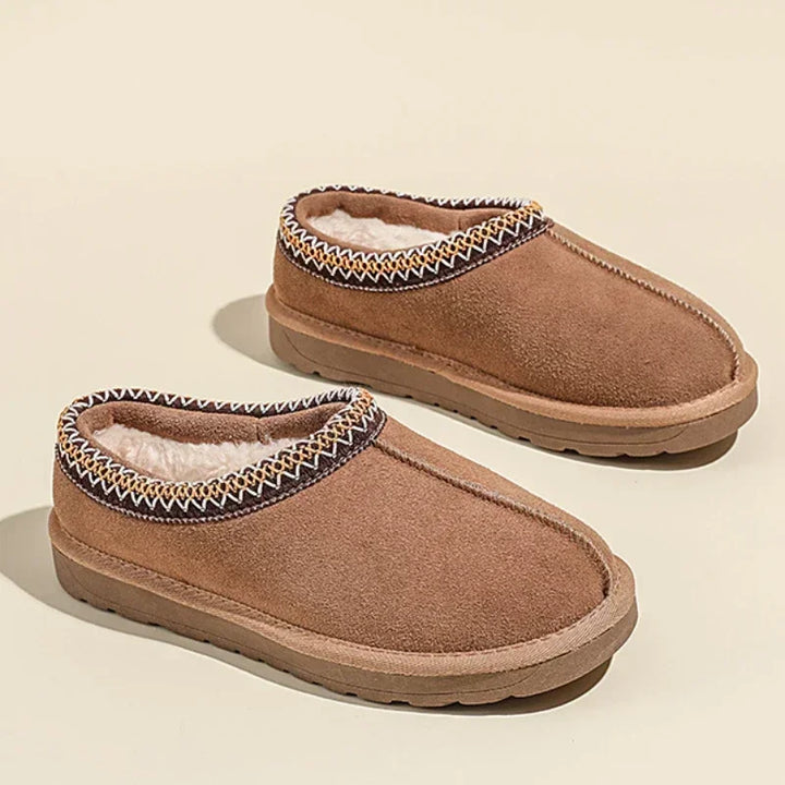 Pantoufles Boston en daim marron pour femme, avec fourrure intérieure confortable, style classique et chaud.