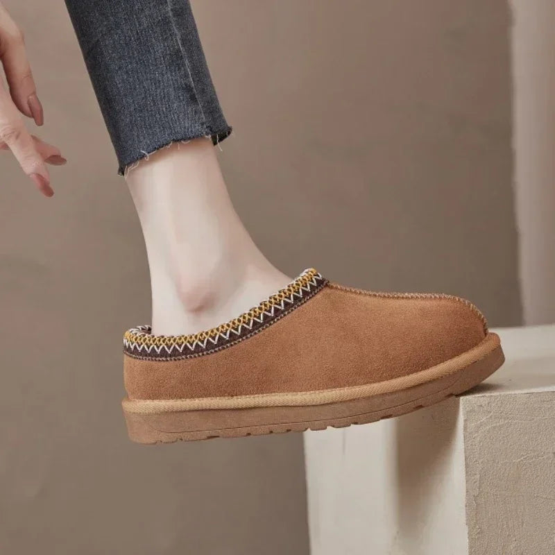Pantoufles Boston pour femmes en daim, très chaudes et douces grâce à leur fourrure recyclée, idéal pour la maison.