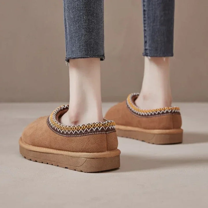 Pantoufles confortables et chaudes pour femmes, modèle Boston, parfaites pour les journées froides d'hiver à la maison.