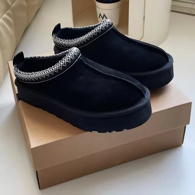 Pantoufles Boston pour femmes, confortables et chaudes, avec fourrure recyclée, idéales pour un hiver douillet à la maison.