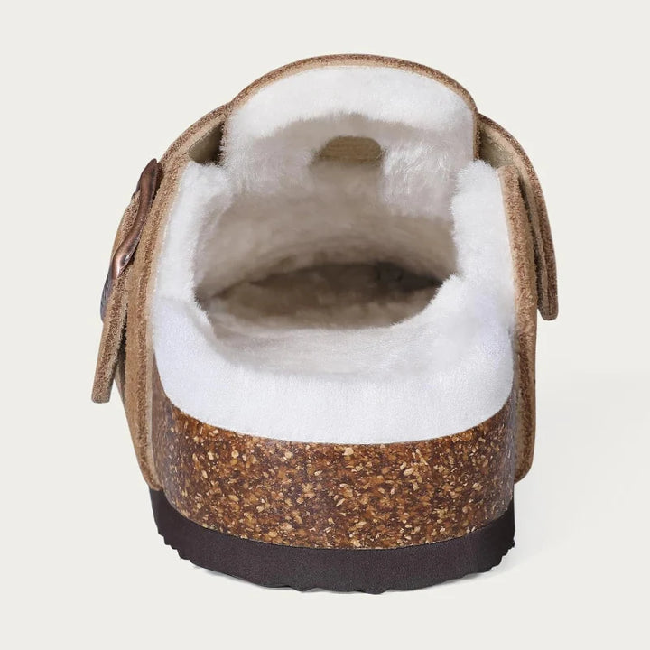 Pantoufles unisexes Boston en daim marron, doublées fourrure, pour un confort douillet en hiver.