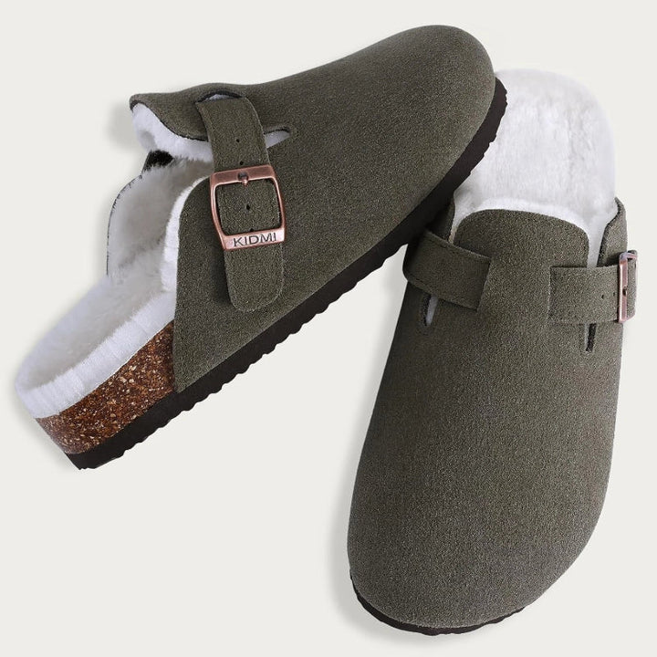 Paire de chaussons mules Boston en daim camel, fourrure chaude et style décontracté.