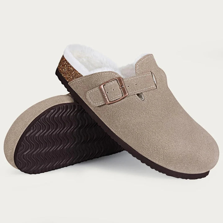 Pantoufles confortables Boston en daim fourré, idéales pour se détendre à la maison.