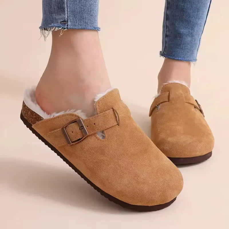 Pantoufles fourrées Boston pour femmes, design sabot, apportant chaleur et confort douillet à la maison.