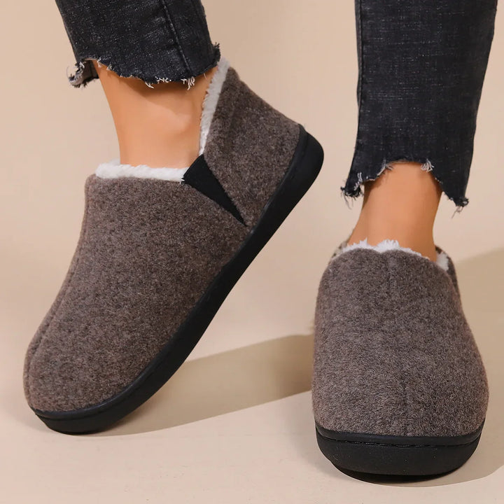 Chaussons moelleux en fausse fourrure unisexe, parfaits pour l'hiver et la douceur à la maison.
