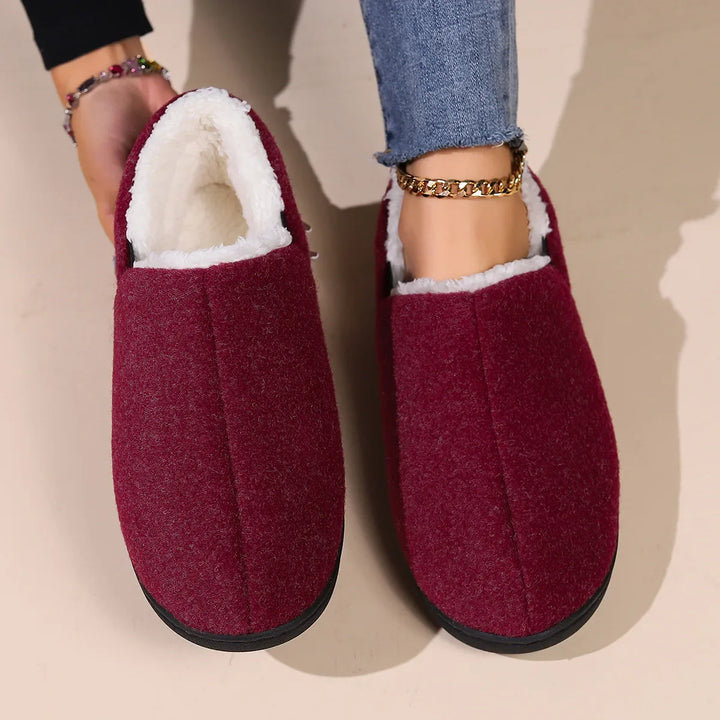 Pantoufles d'hiver chaudes en fourrure pour hommes et femmes, idéales pour le confort à l'intérieur.