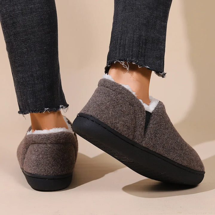 Chaussons unisexe en fausse fourrure, design moelleux et confortable pour la détente à la maison.