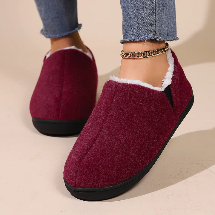 Paire de pantoufles fourrées, ultra-moelleuses, chaudes et confortables, idéales pour l'hiver.