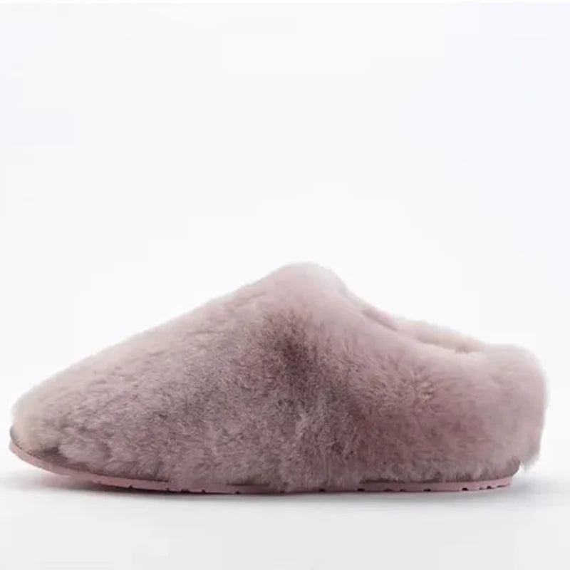Paire de pantoufles douces et confortables doublées fourrure pour femmes, idéales pour le cocooning intérieur.