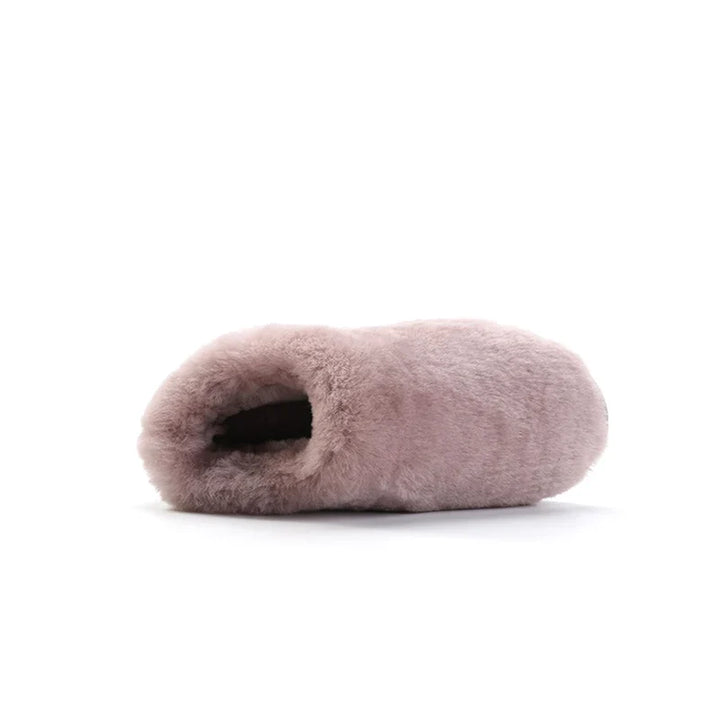 Chaussons chauds et moelleux pour femmes, en fourrure synthétique douce, parfaits pour la détente intérieure.