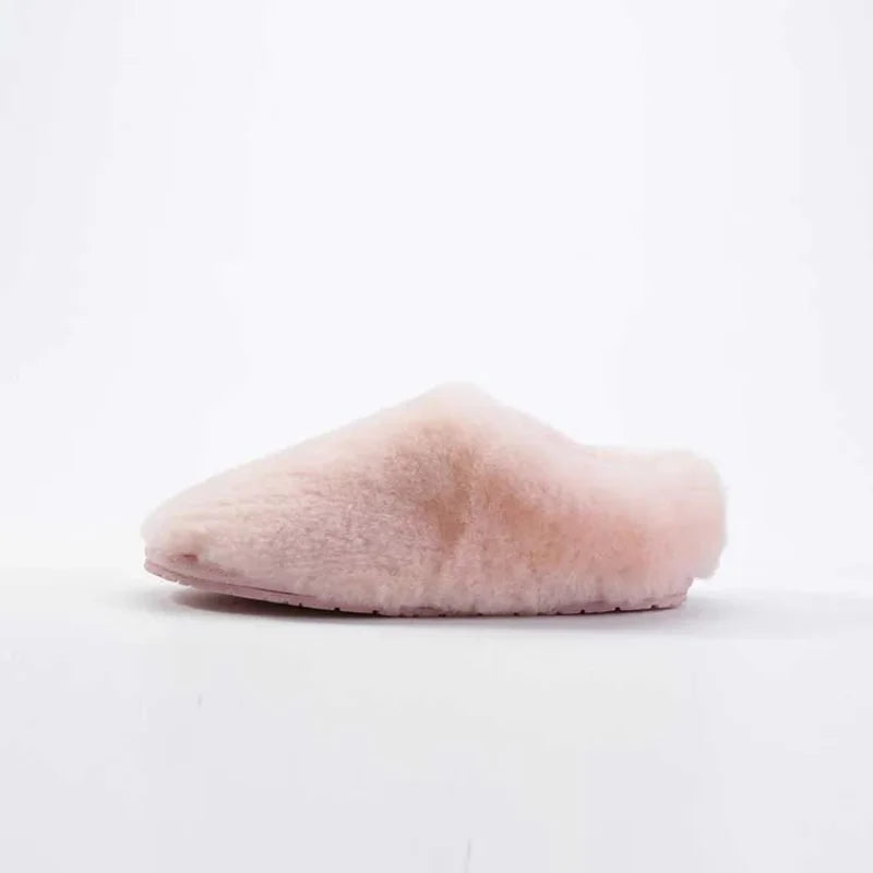 Confortables pantoufles pour femmes, idéales pour le cocooning hivernal, avec doublure en fausse fourrure chaude.