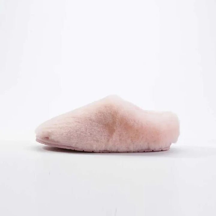 Confortables pantoufles pour femmes, idéales pour le cocooning hivernal, avec doublure en fausse fourrure chaude.