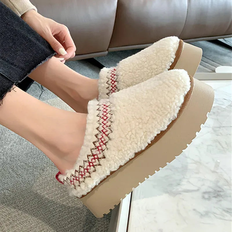 Pantoufles chaudes en laine doublées, parfaites pour femmes et hommes, confort hivernal garanti.