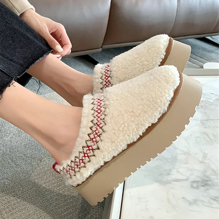 Pantoufles chaudes en laine doublées, parfaites pour femmes et hommes, confort hivernal garanti.