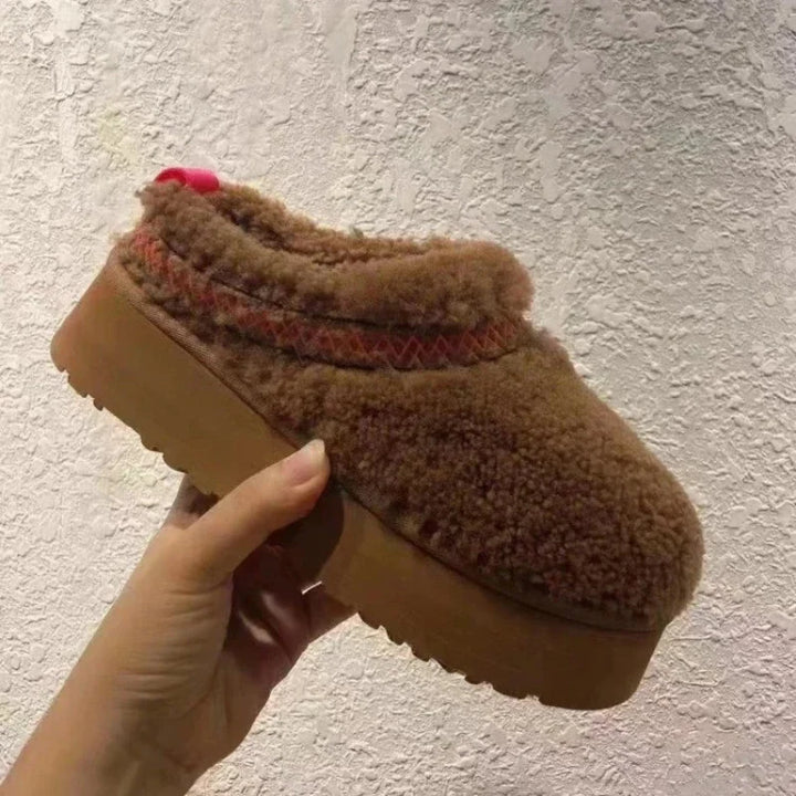 Zoom sur la texture de la laine douillette des pantoufles chaudes femme/homme pour un hiver cosy.