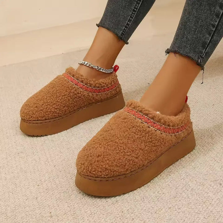 Pantoufles confortables doublées en laine pour femmes et hommes, chaleur et douceur assurées cet hiver.