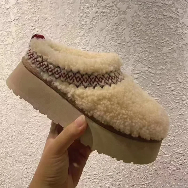Pantoufles d'hiver mode, doublées en laine pour un confort supérieur, idéales pour femmes et hommes.