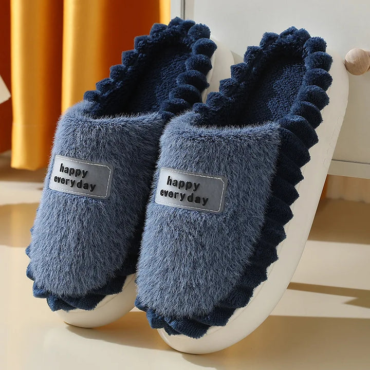 Pantoufles chaudes en peluche douces et confortables pour hommes et femmes, idéales pour l'hiver à la maison.