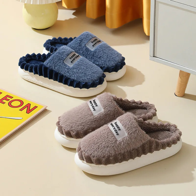Paire de pantoufles unisexes en peluche, coordonnées, parfaites pour le confort intérieur en hiver.