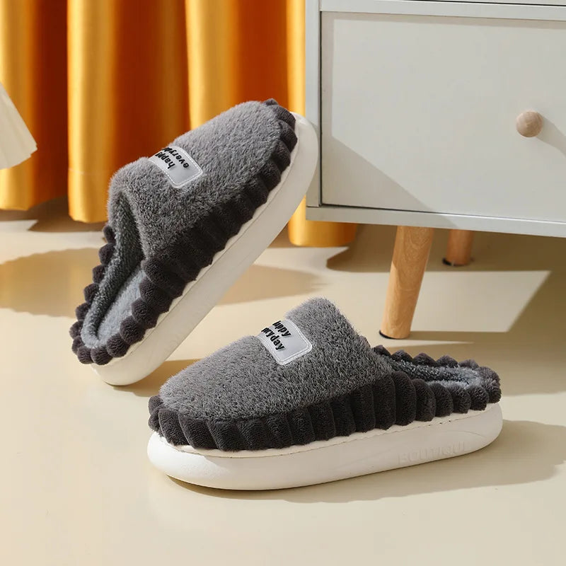 Pantoufles de maison en peluche pour un hiver douillet, confortables et chaudes pour tous.