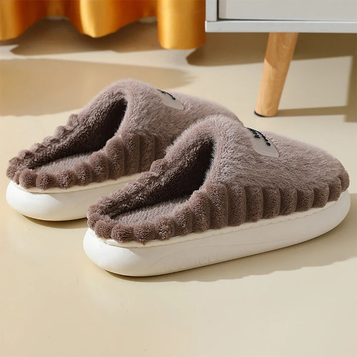 Pantoufles antidérapantes en peluche, unisexes, offrant chaleur et confort supérieur pour les journées froides.