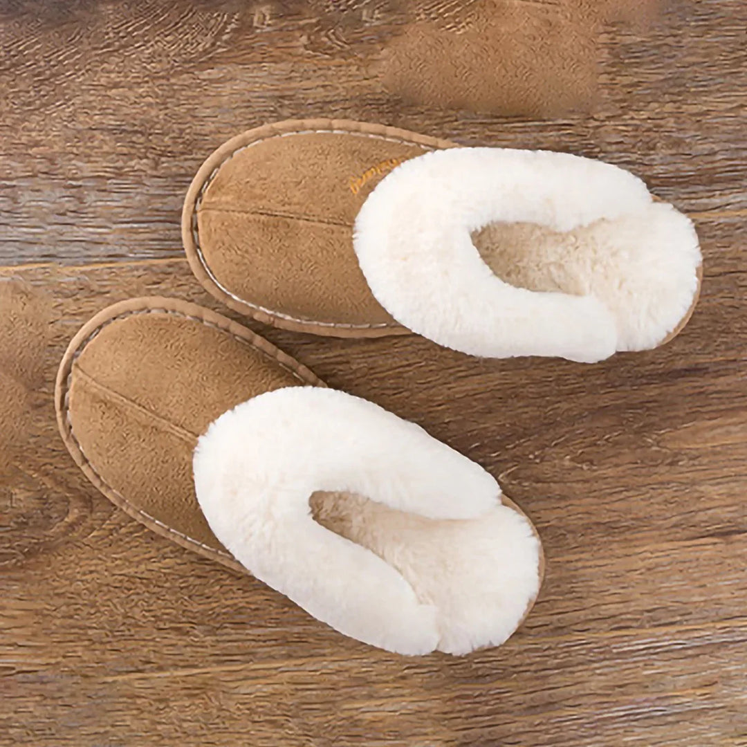 Pantoufles hivernales pour femmes en peluche, garantissant chaleur et détente à l'intérieur. Confort absolu.