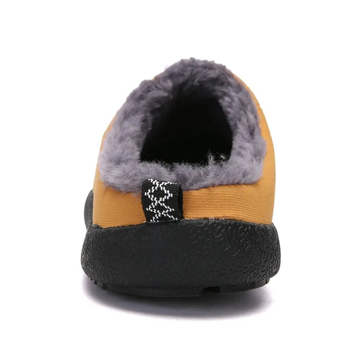 Chaussons de maison en peluche, épais et confortables, assurant une chaleur agréable pendant la saison froide.