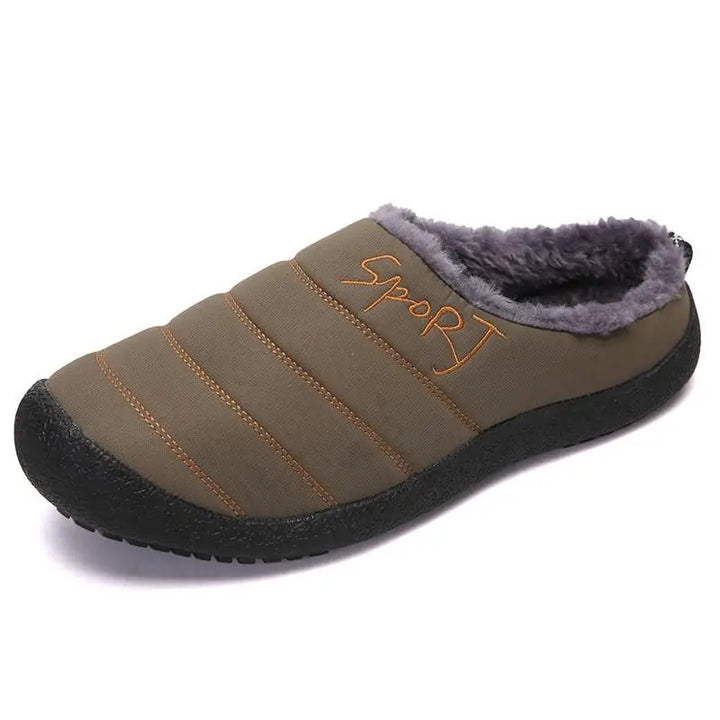 Chaussons d'intérieur en peluche épaisse, apportant une chaleur réconfortante et un confort douillet pour les journées froides.