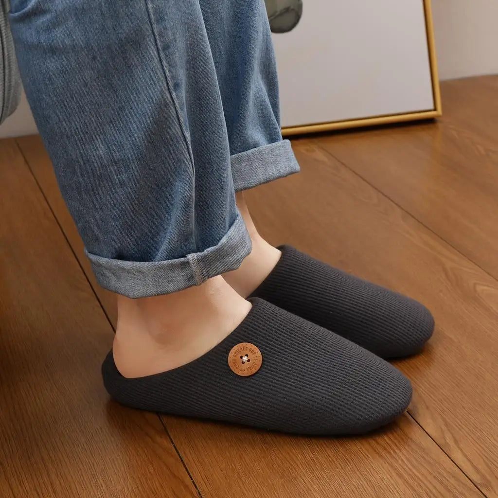 Chaussons plats unisexes, confortables et doux, conçus pour la relaxation à domicile.