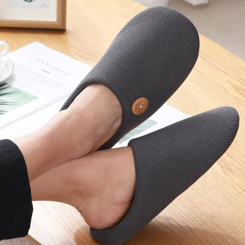 Chaussons plats moelleux antidérapants pour hommes et femmes, parfait pour la détente à domicile.