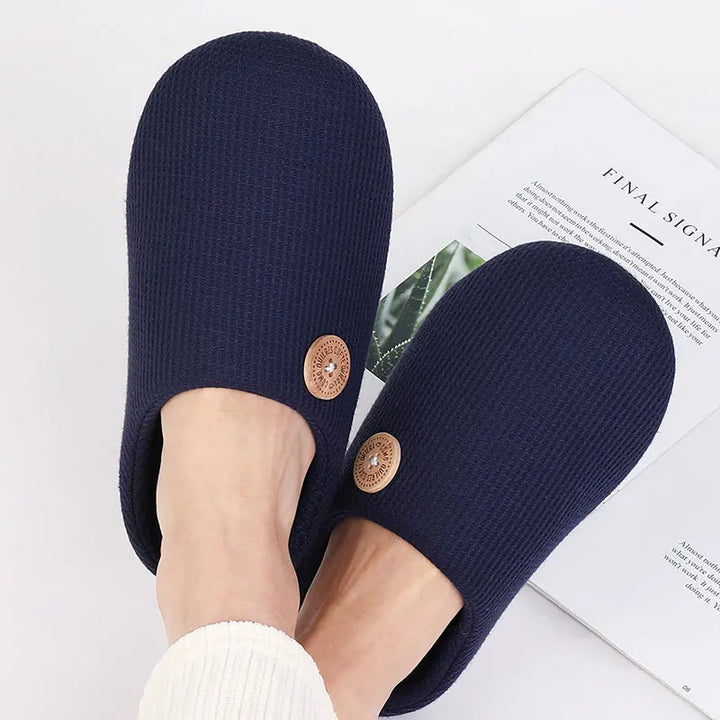 Pantoufles de maison douces et confortables, style classique pour homme et femme.