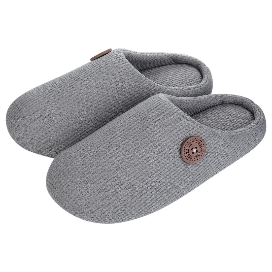 Chaussons de détente doux pour couple, design classique et semelle antidérapante.