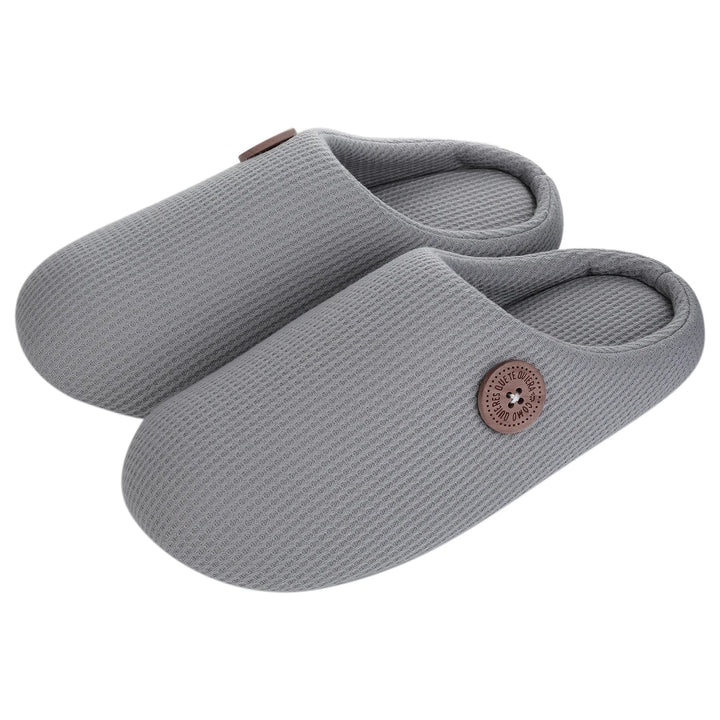 Chaussons de détente doux pour couple, design classique et semelle antidérapante.