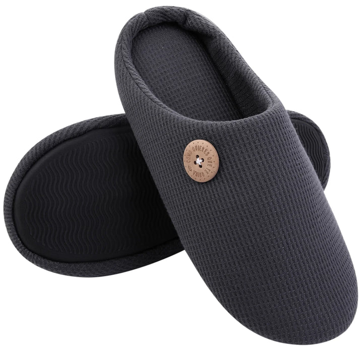 Chaussons de maison classiques, confortables et chauds, parfaits pour l'hiver et la détente.