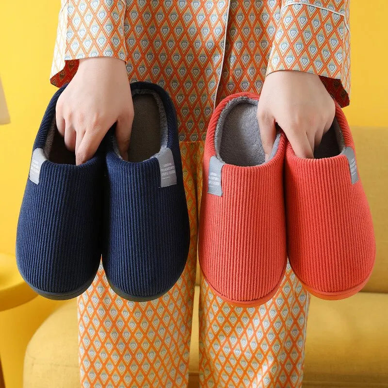 Pantoufles en peluche ultra douces, fourrées pour un confort hivernal optimal à l'intérieur.